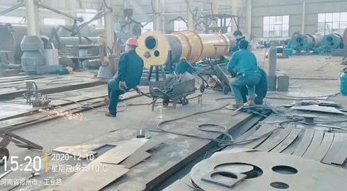 塔吊租賃公司環(huán)保問題曝光 露天噴漆與廢棄桶敞口堆放，環(huán)評(píng)手續(xù)缺失